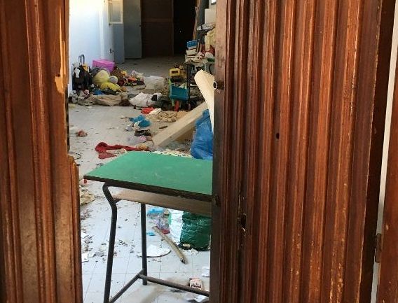 Cagliari, murata la scuola di via Zucca. Gli ex abusivi: “Dentro ci sono gli abiti dei nostri bimbi. Ridateceli”