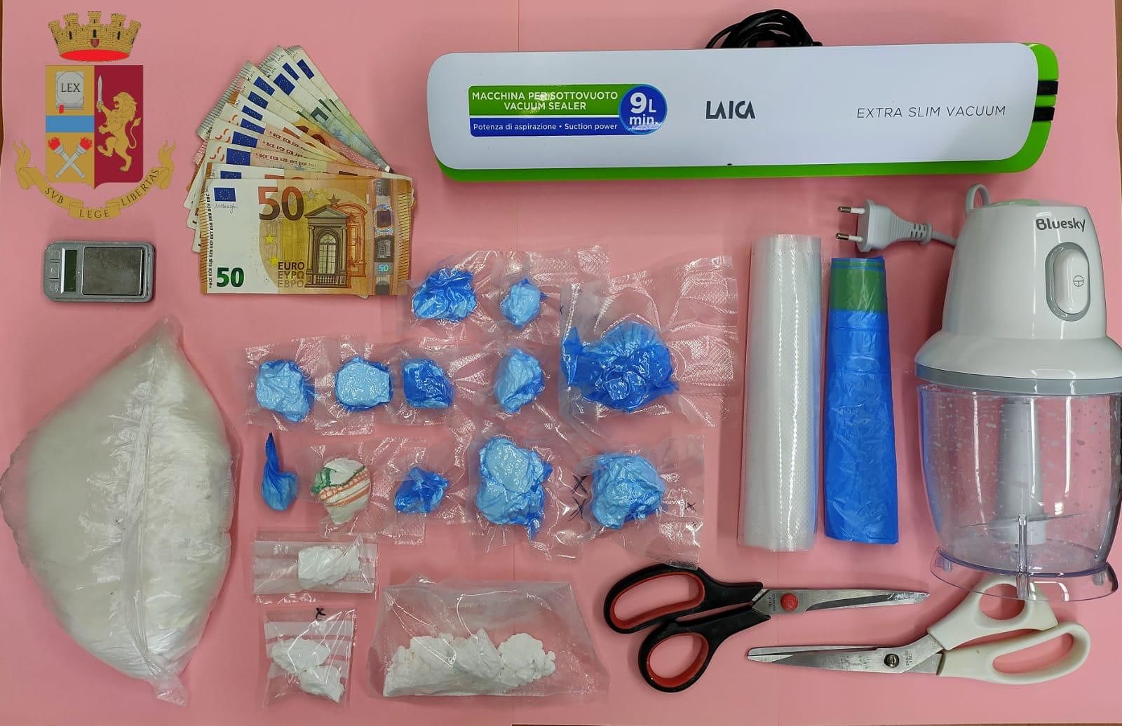 Cagliari, droga nascosta nel microonde e sotto il materasso: 4 arresti