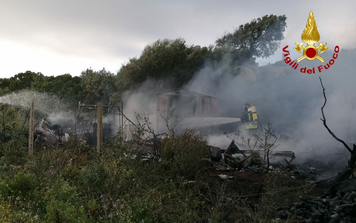 Arzachena, in fiamme una baracca e due roulotte