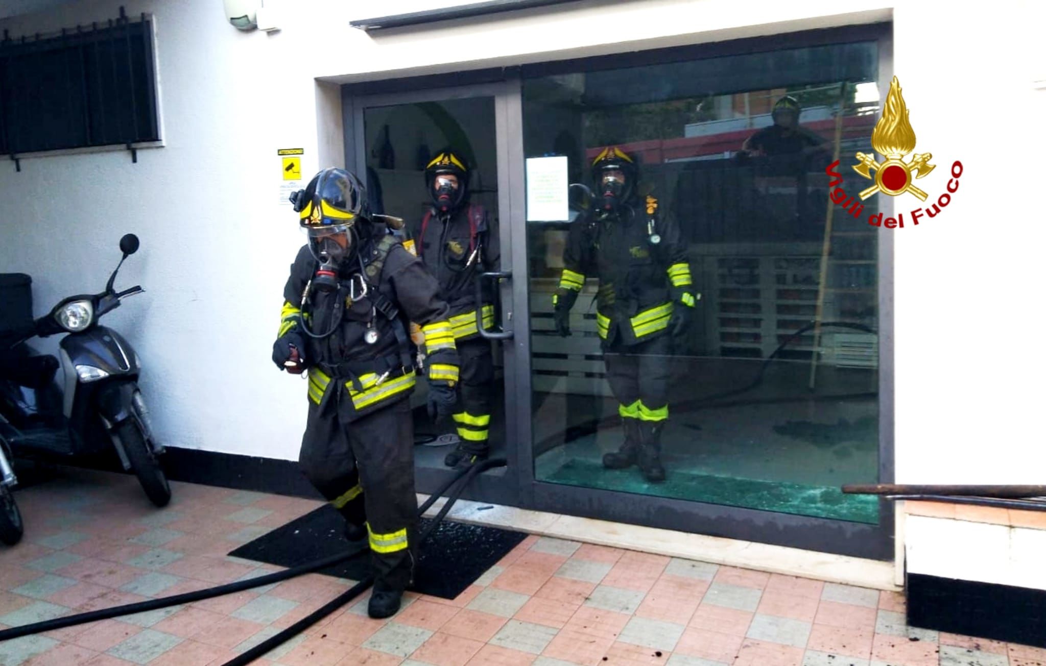 Cagliari, attimi di paura in via Curie: fiamme nella pizzeria “PizzAjò”