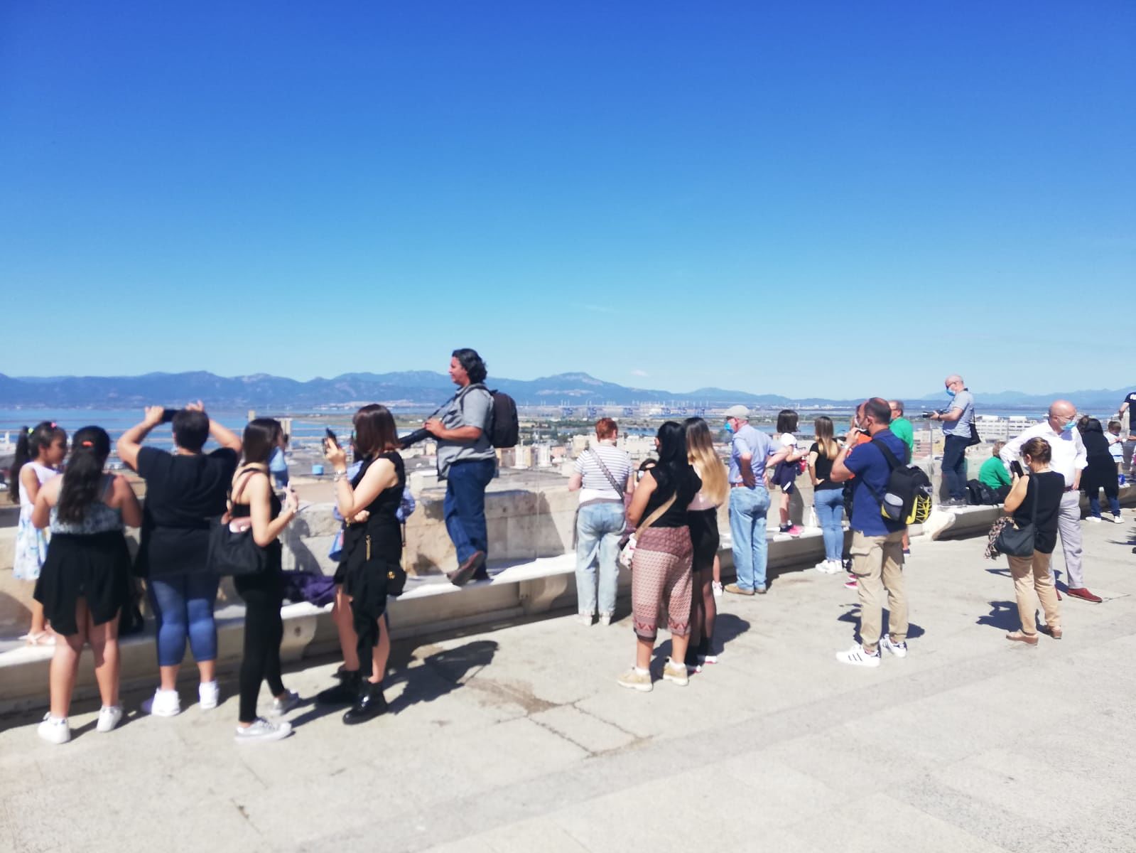 Cagliari, folla al Bastione: tutti “attaccati” per assistere al valzer delle frecce tricolori