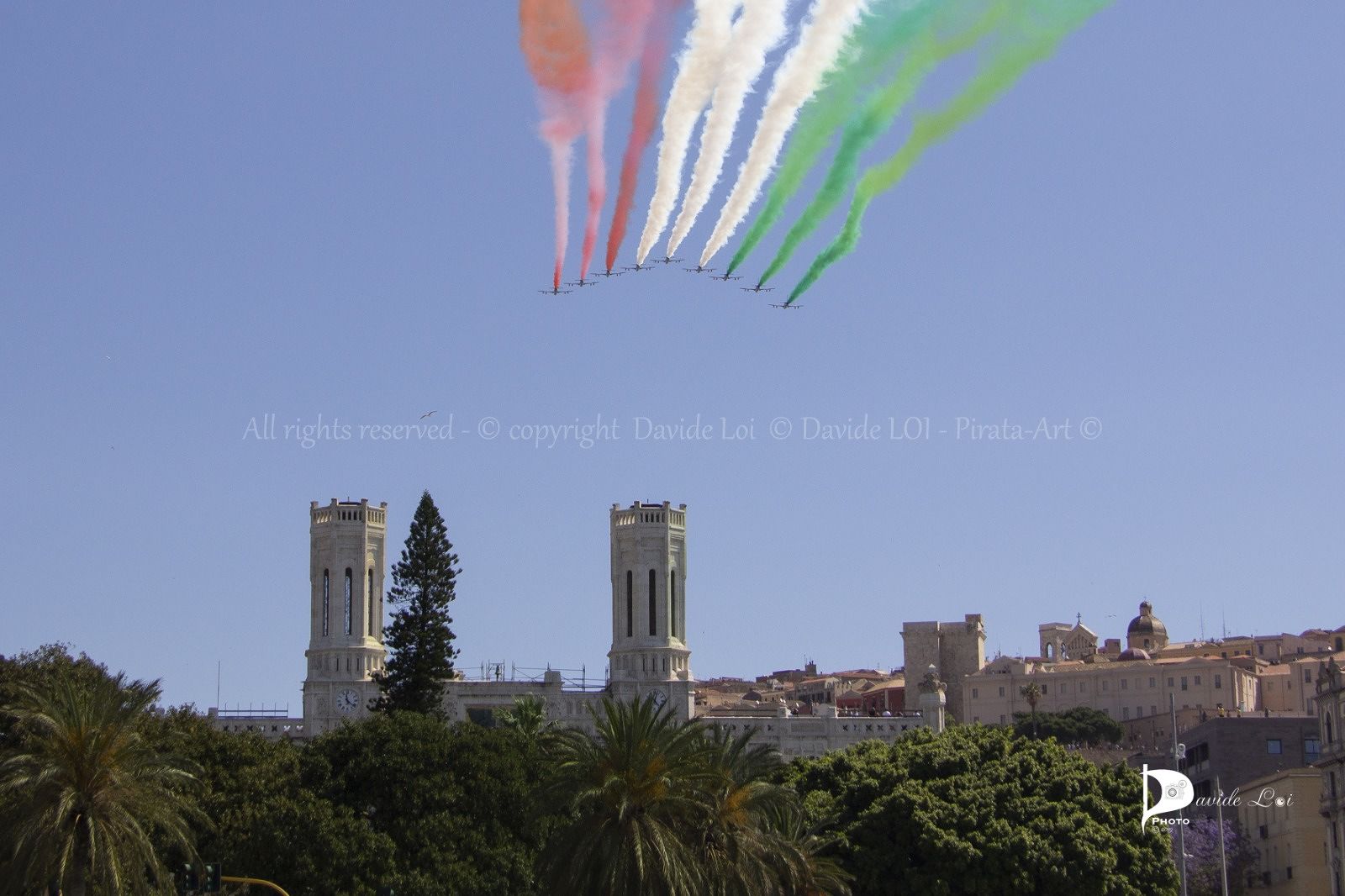 Le frecce tricolori affascinano Cagliari, migliaia col naso all’insù: “Tornate presto”