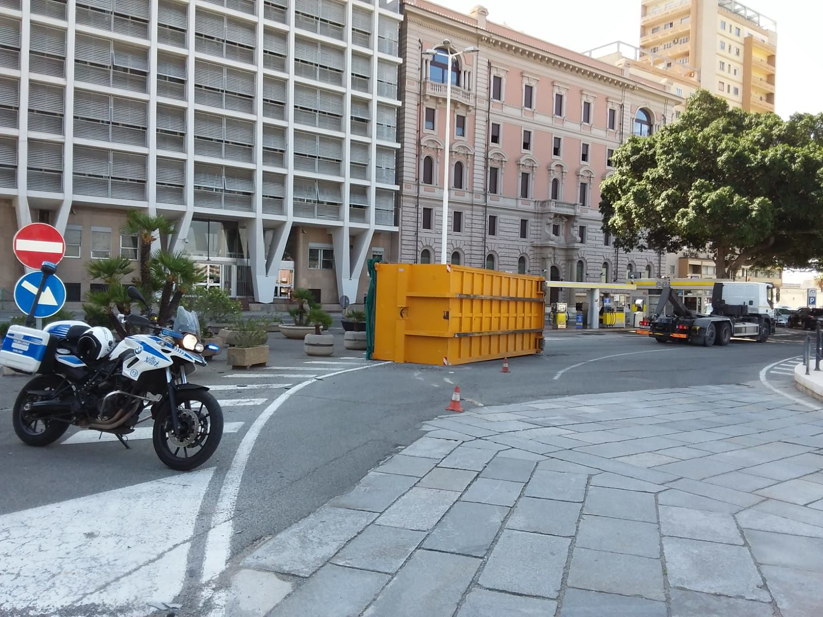 Attimi di paura a Cagliari, autotreno dei rifiuti perde il rimorchio in piazza Deffenu