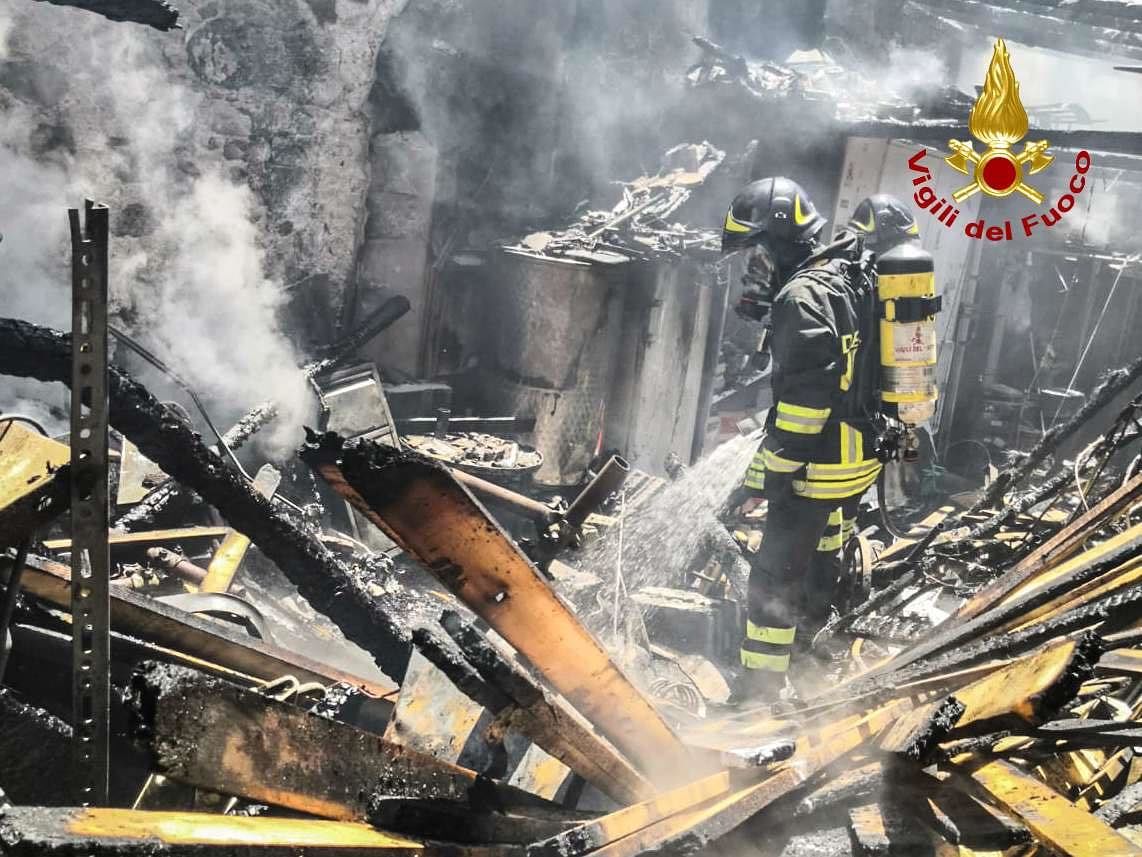 Scoppia incendio in un’abitazione a Pula: fiamme domate dai vigili del fuoco