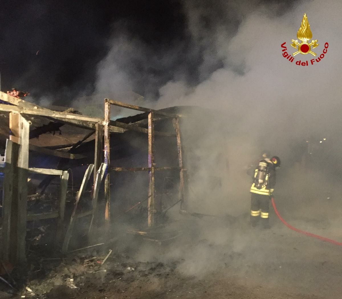 Olbia, in fiamme un chiosco per la vendita dei fiori di fronte al cimitero