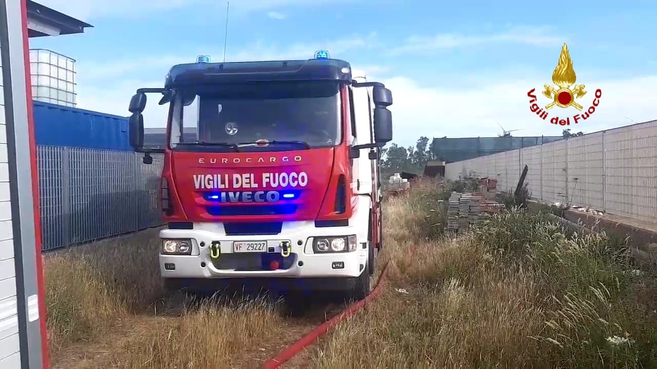 Vasto incendio a Macchiareddu, in fiamme masserizie e cumuli di rifiuti