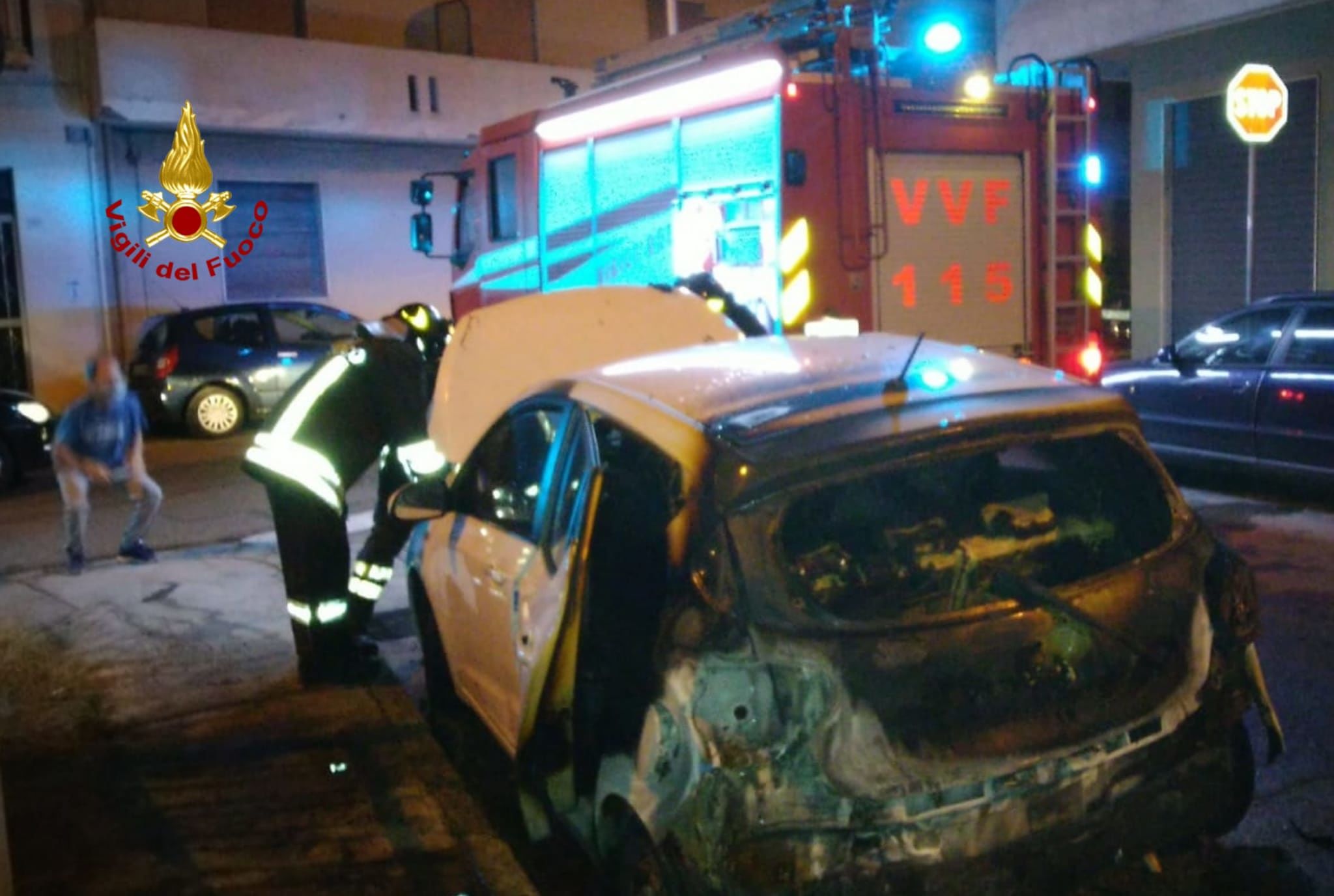 Auto in fiamme a Cagliari e Quartu, notte di duro lavoro per i vigili del fuoco