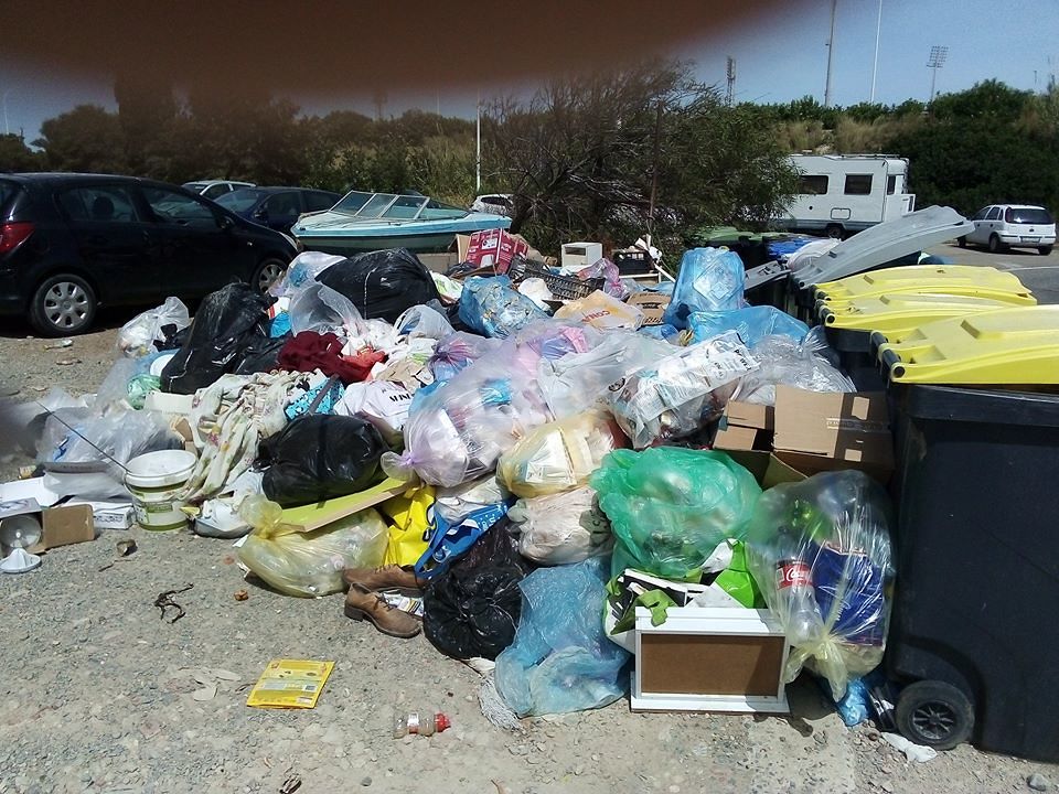 “Sant’Elia, 321 giorni di aliga: un rione letteralmente invaso da mesi dai rifiuti”