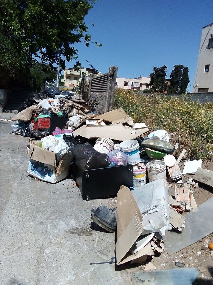 Pirri, cumuli di spazzatura ovunque: l’emergenza incivili non è mai terminata