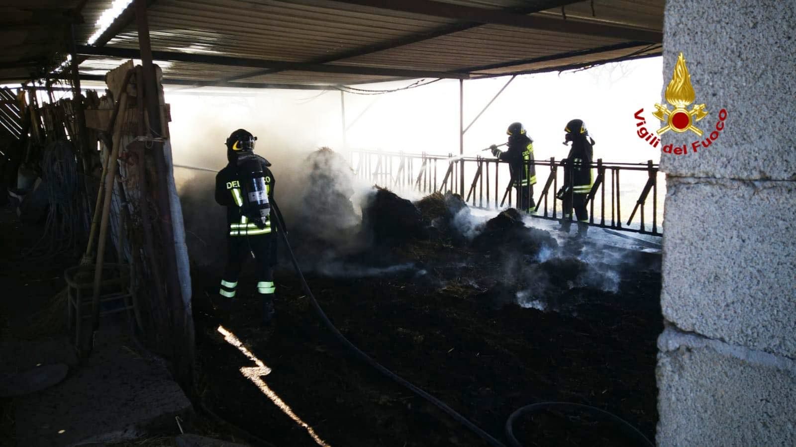 Fiamme in un fienile a Capoterra: intervengono i vigili del fuoco