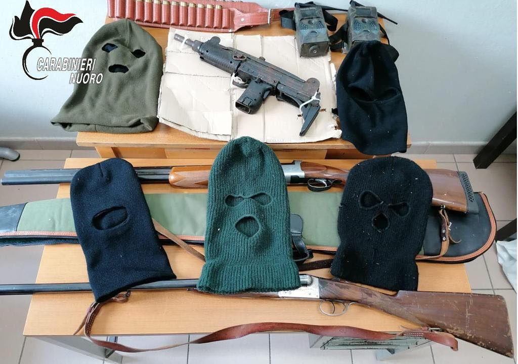 Passamontagna, armi, munizioni e una Yamaha senza targa e telaio: nuove perquisizioni in Ogliastra