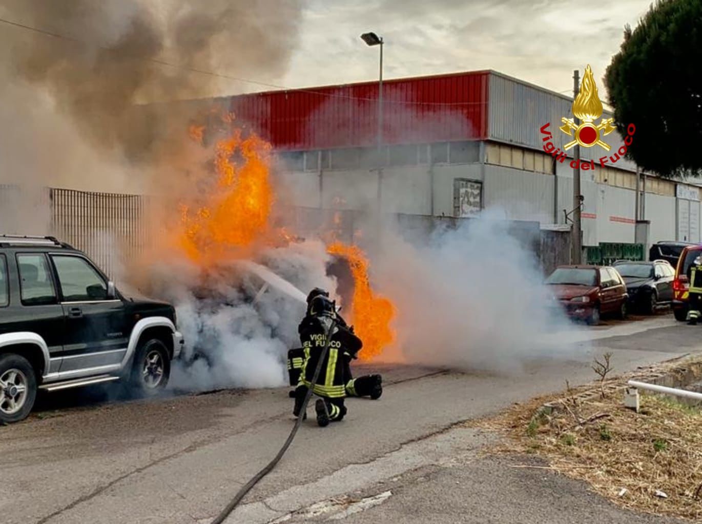 Furgone in fiamme a Su Planu, momenti di paura a Selargius