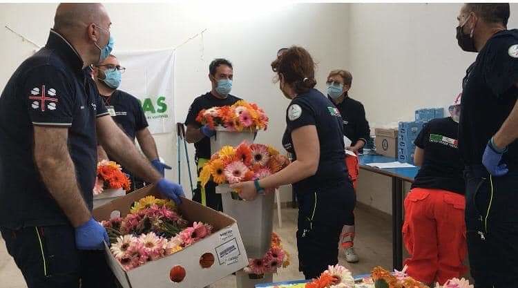 Arborea, volontari distribuiscono mazzolini di fiori agli anziani ultranovantenni