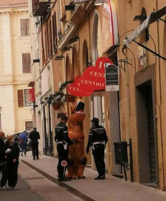 Sassari, gira per le strade del centro vestito da tirannosauro e viene fermato dalla polizia (VIDEO)