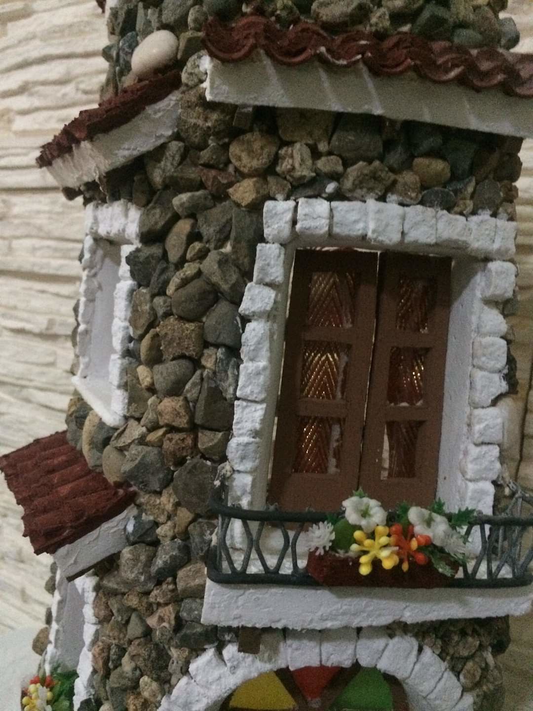 Is domixeddas, la bellissima passione di Antonello Rossi a Monserrato: “Così ricreo le facciate delle case sarde nella tegola”