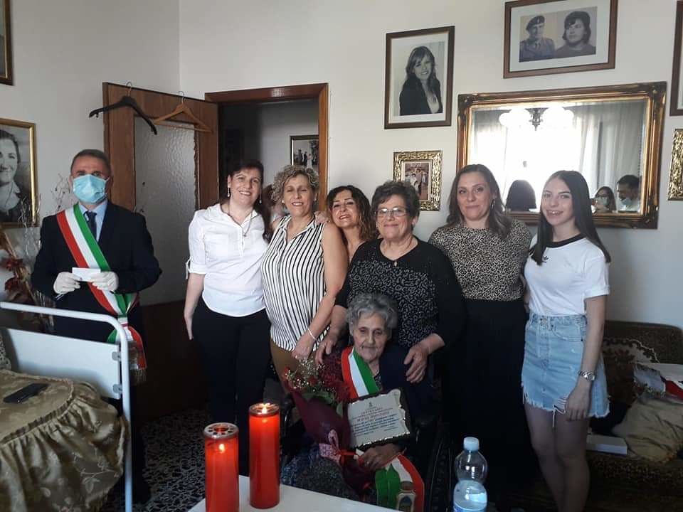 Serrenti in festa, la Sardegna ha una nuova centenaria: tanti auguri a Maria Marcialis