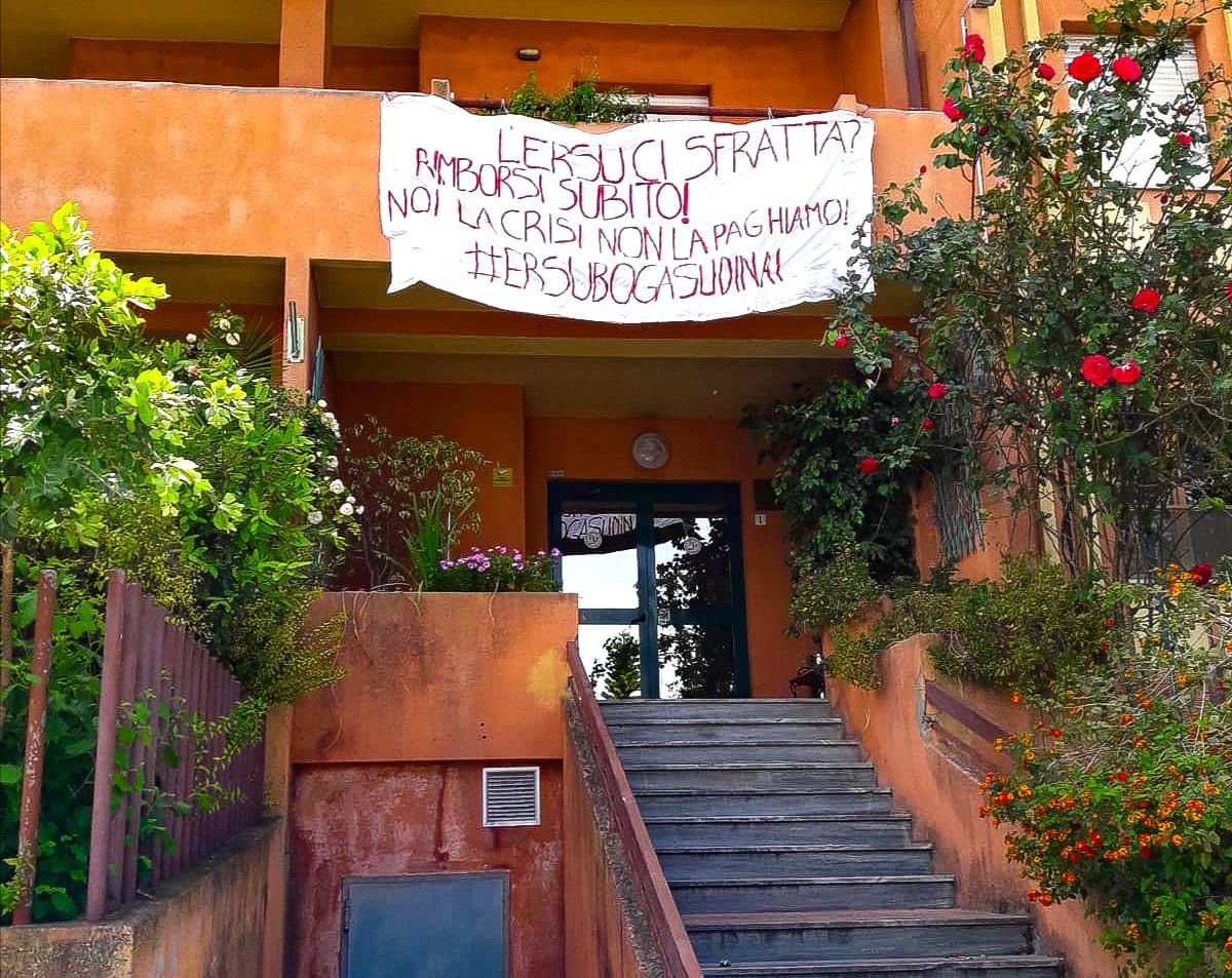 “Ersu boga su dinai”, lo striscione appeso dagli studenti nella Casa di via Biasi