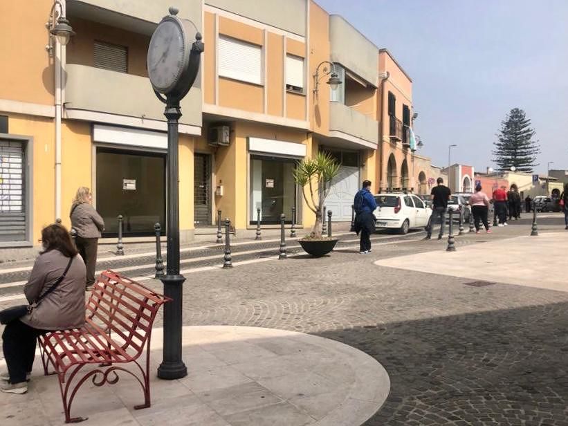 Monserrato, file da incubo nell’unico ufficio postale: “Il Comune dia il suolo pubblico, serve un gazebo per aiutare gli anziani”