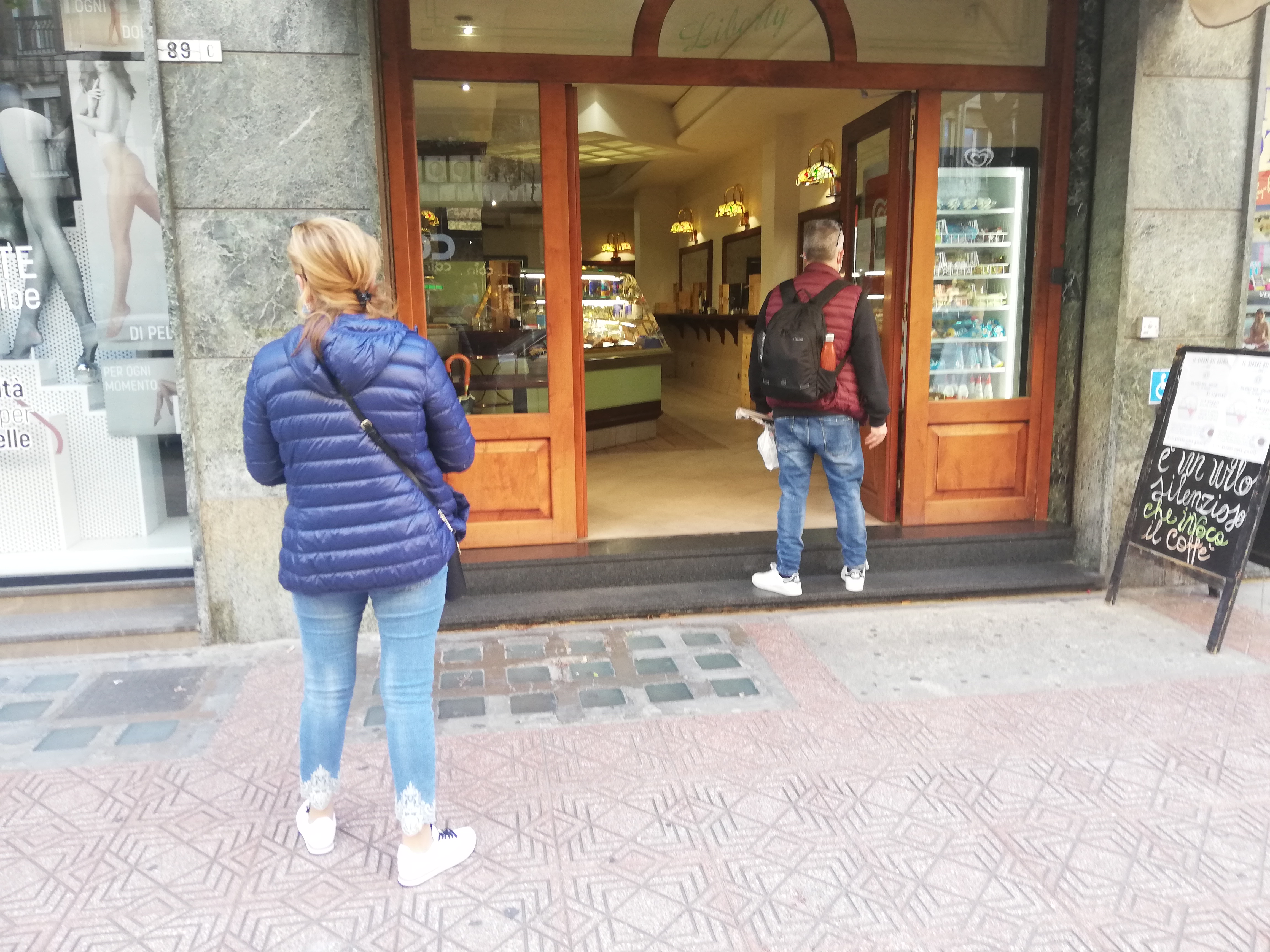 Cagliari, prime colazioni fuori dai bar dopo 2 mesi di lockdown: file per l’asporto