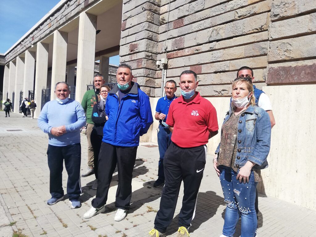 Cagliari, i fiorai del cimitero tornano al lavoro: “Tutti con guanti e mascherine”