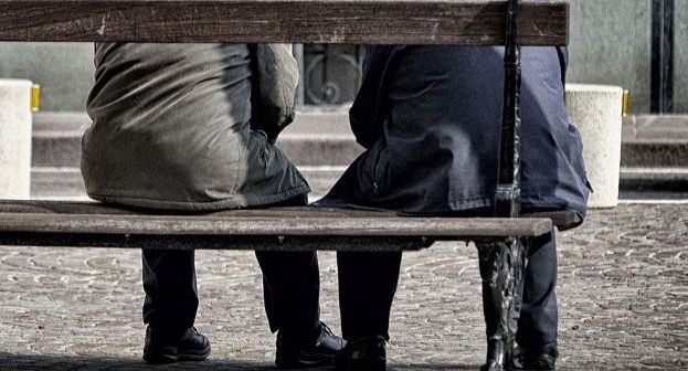 Settimo San Pietro, l’ira del sindaco: “Ragazzi e anziani senza mascherine e seduti sulle panchine” 