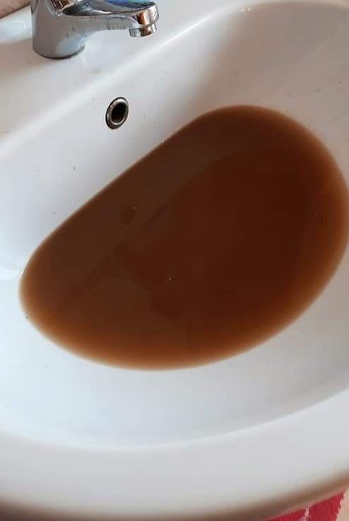 L’acqua torbida continua a uscire dai rubinetti di Domusnovas: il colore è scuro, cittadini preoccupati