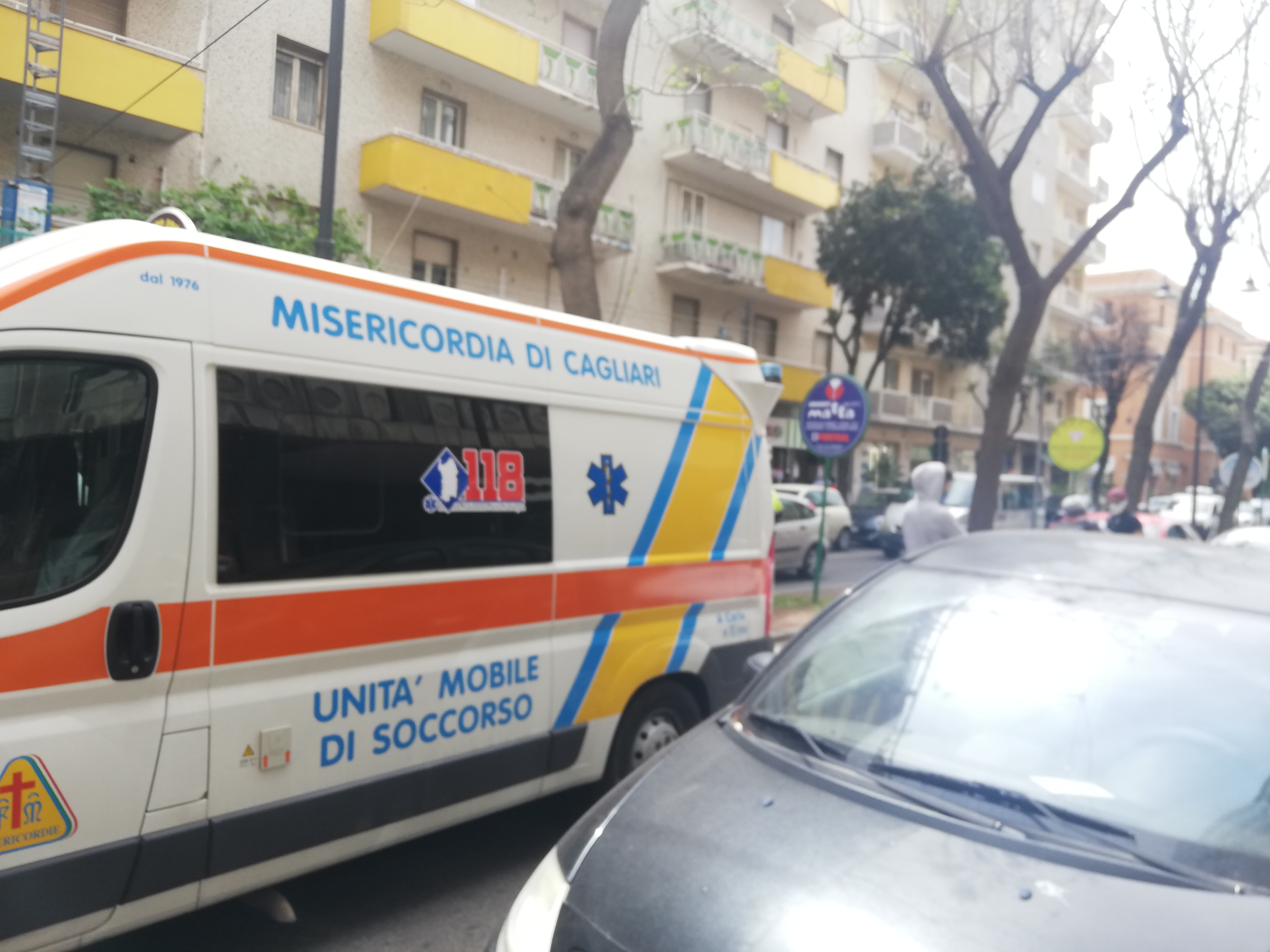 Cagliari, paura in via Dante: donna investita lontano dalle strisce pedonali
