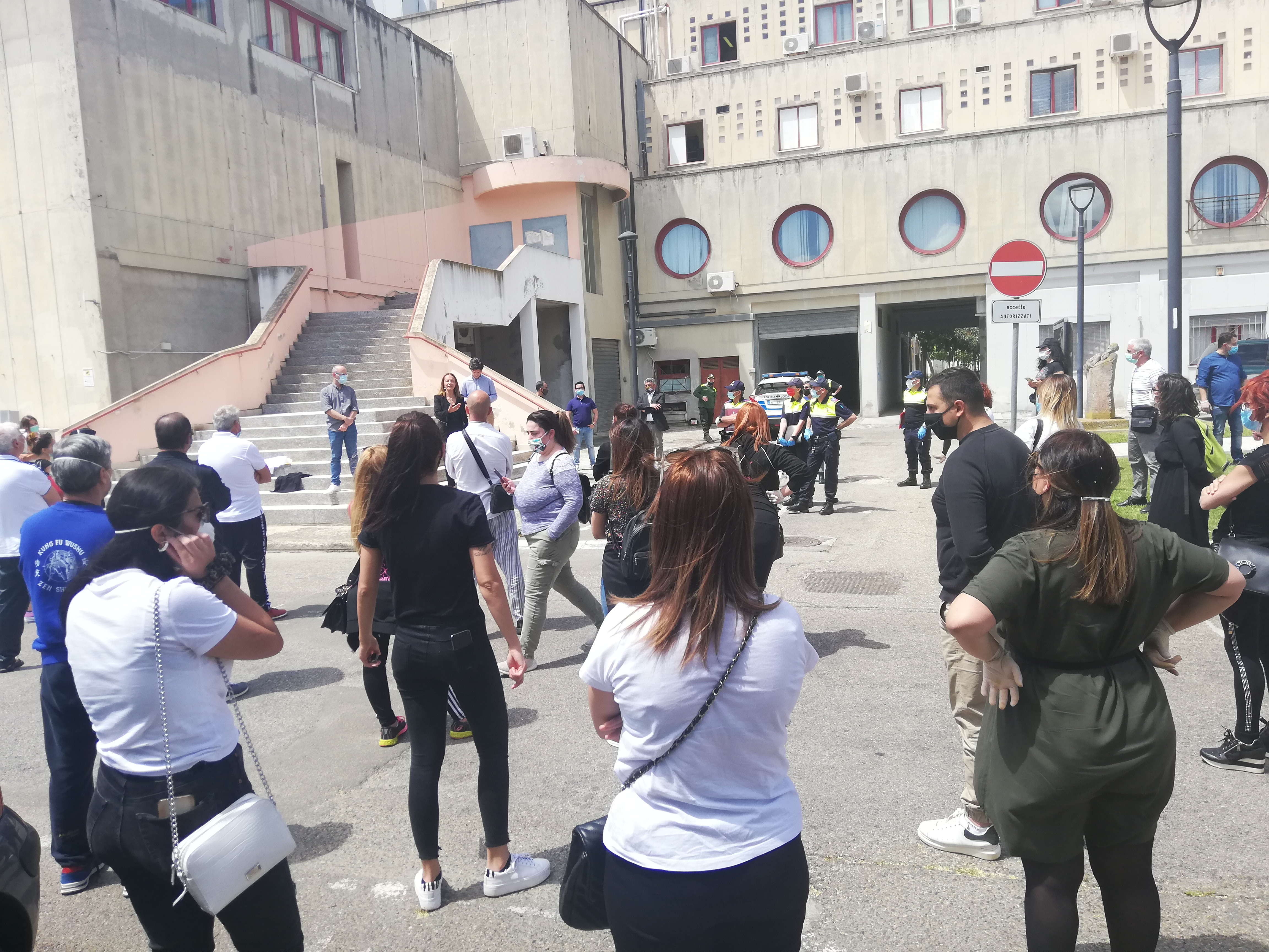 Assemini, la promessa del Comune ai commercianti disperati: “Un mese di affitto pagato”