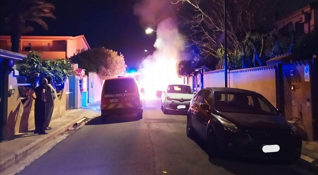 Paura a Selargius, auto in fiamme in via Spano: fuoco vicino alle case