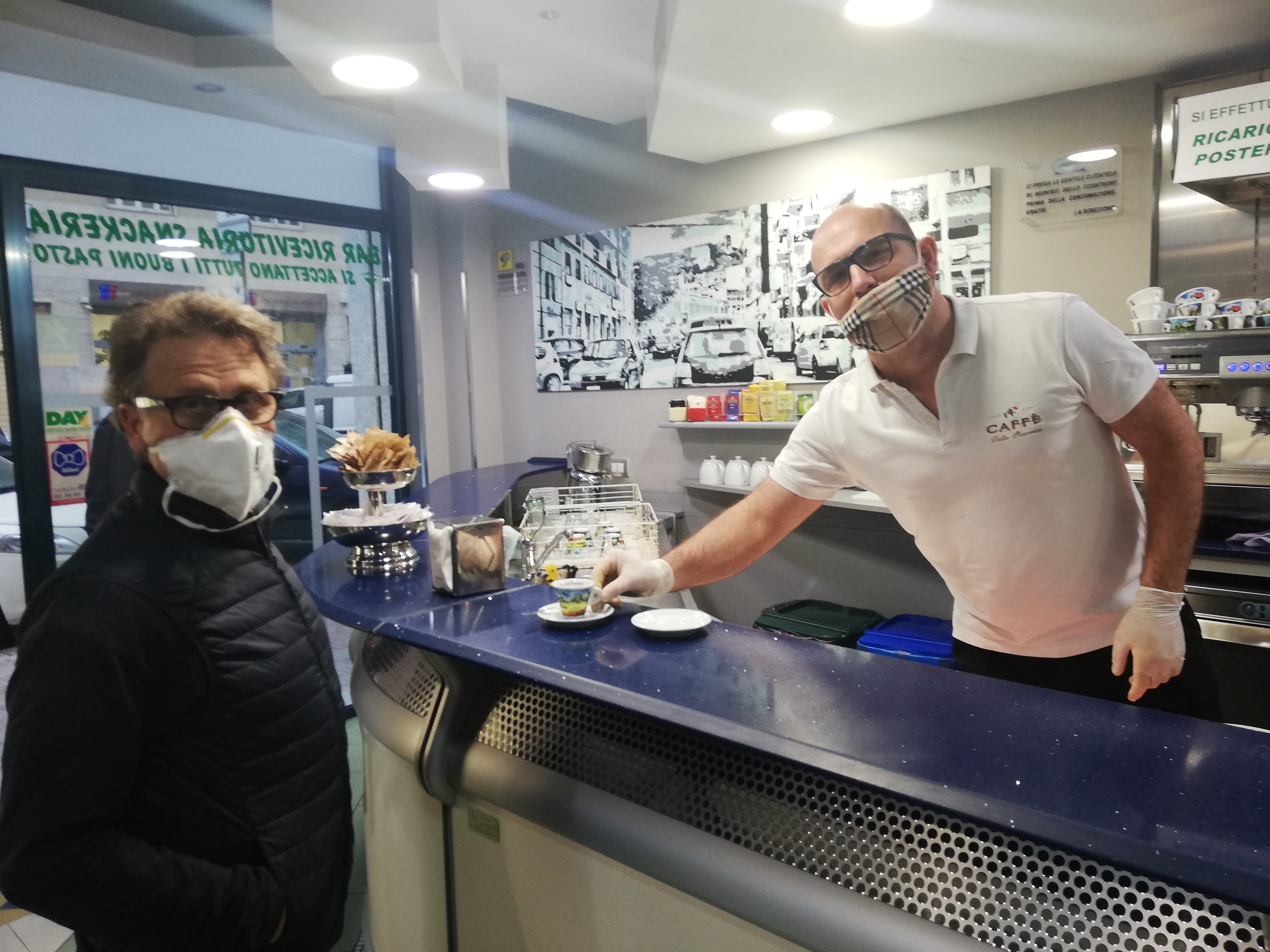 Cagliari, primi caffè a distanza nei bar riaperti: “Meno tavolini e addio aperitivi”