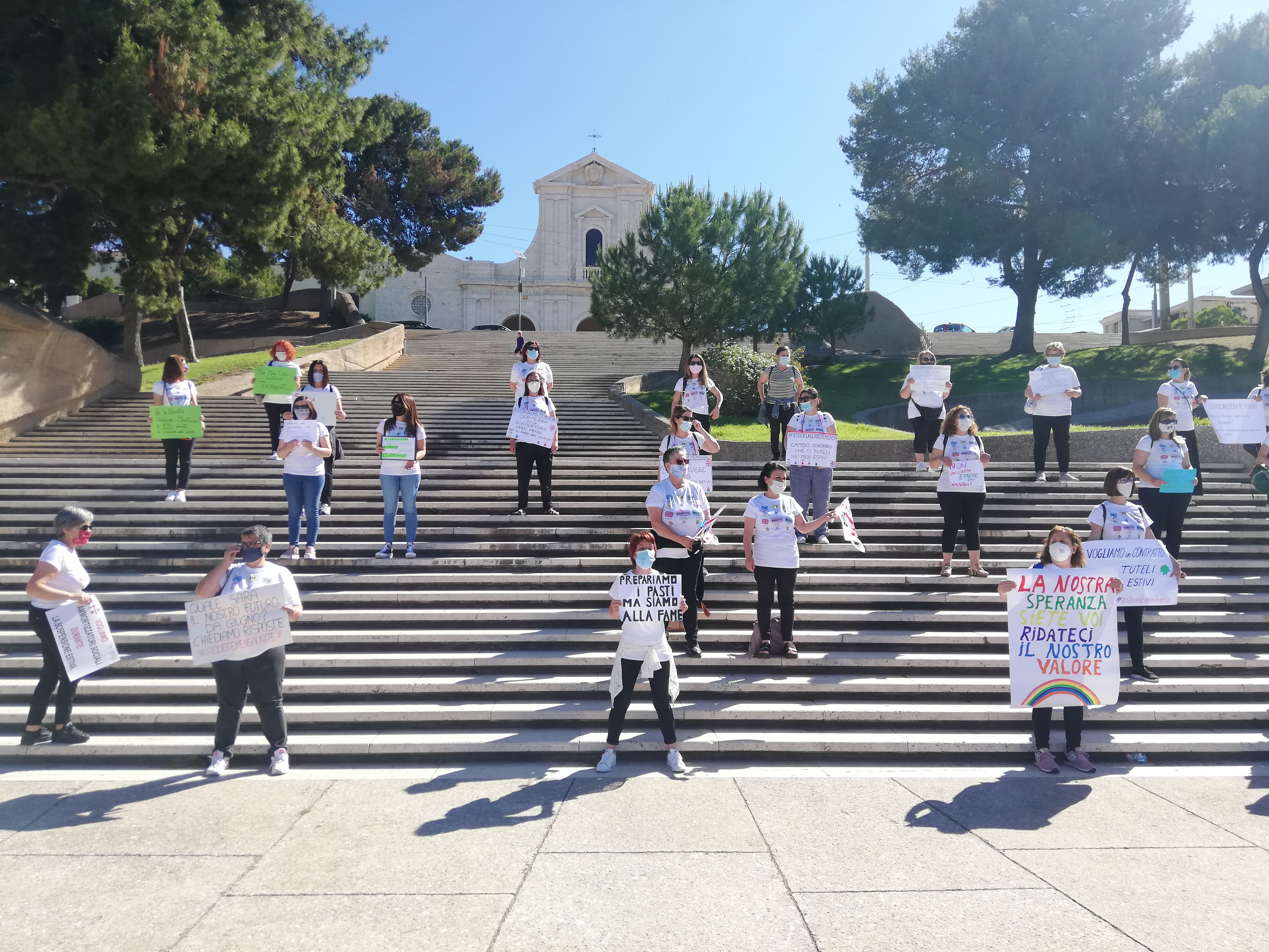Cagliari, cuoche delle scuole alla canna del gas: “Prepariamo i pasti ma siamo alla fame”