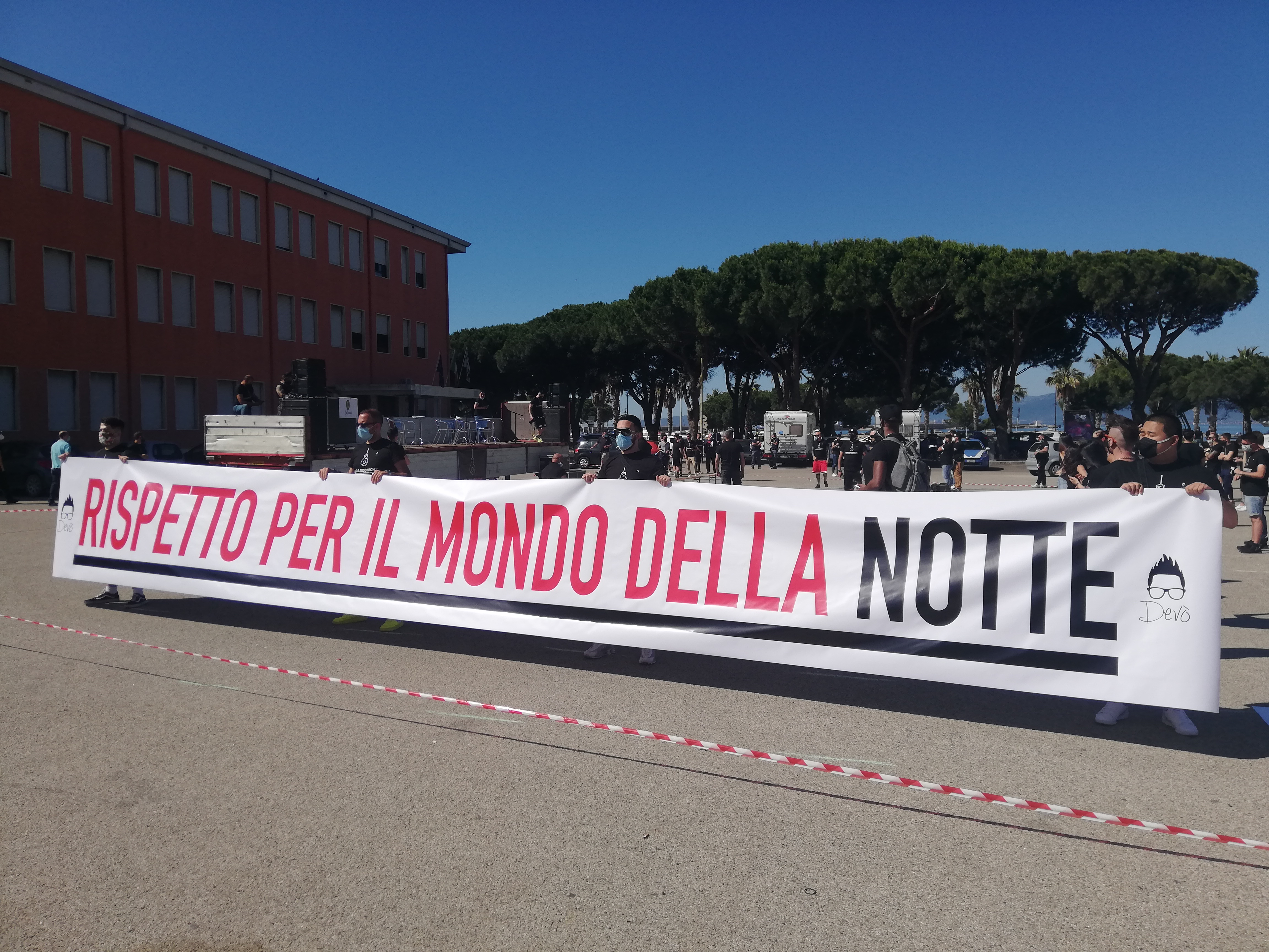 Cagliari, il popolo della notte in piazza: “Riapriamo i locali, non è estate senza divertimento”