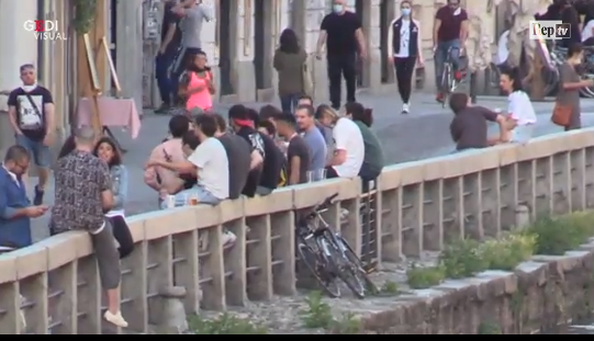 Fase 2 a Milano, Navigli affollati all’ora dell’aperitivo e tanti senza mascherine