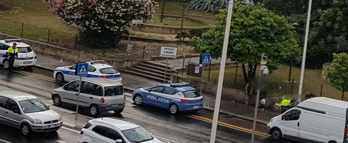 Cagliari, venditore abusivo sfida il divieto in piazza san Michele: scatta la maxi multa