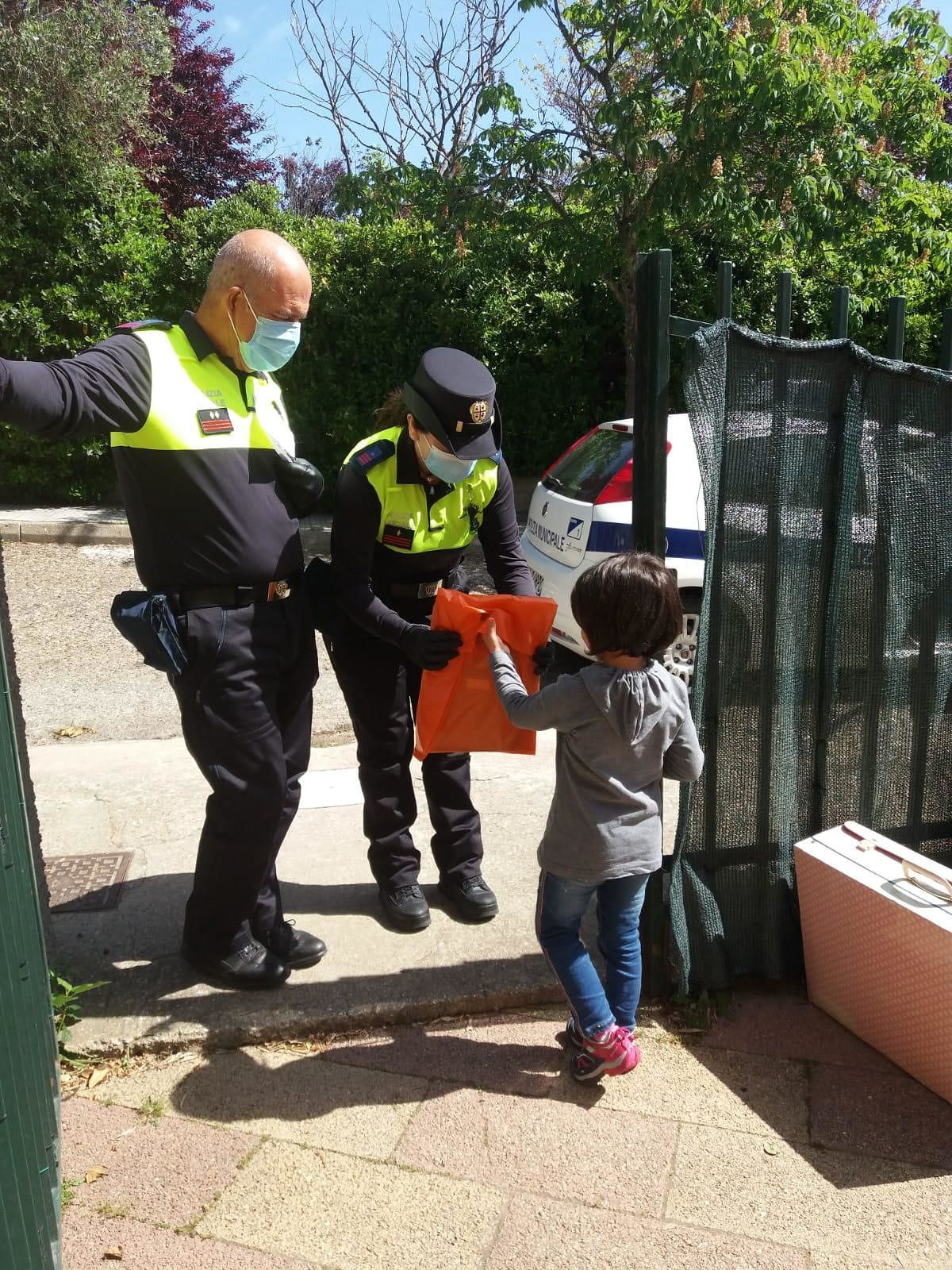 Nuoro, la polizia locale consegna materiale didattico ai bambini