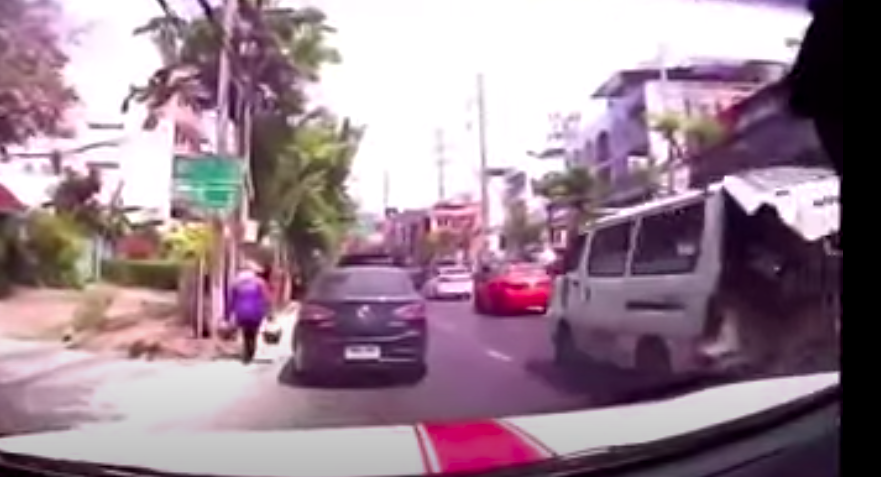 Ambulanza perde il paziente per strada, il video inedito dell’assurdo incidente diventa virale