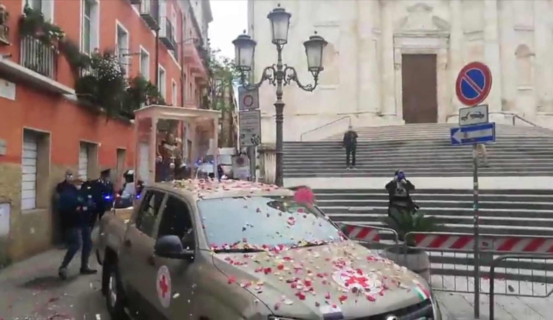 Sant’Efisio, storico viaggio in emergenza Coronavirus: ramadura e lacrime dai balconi di Stampace