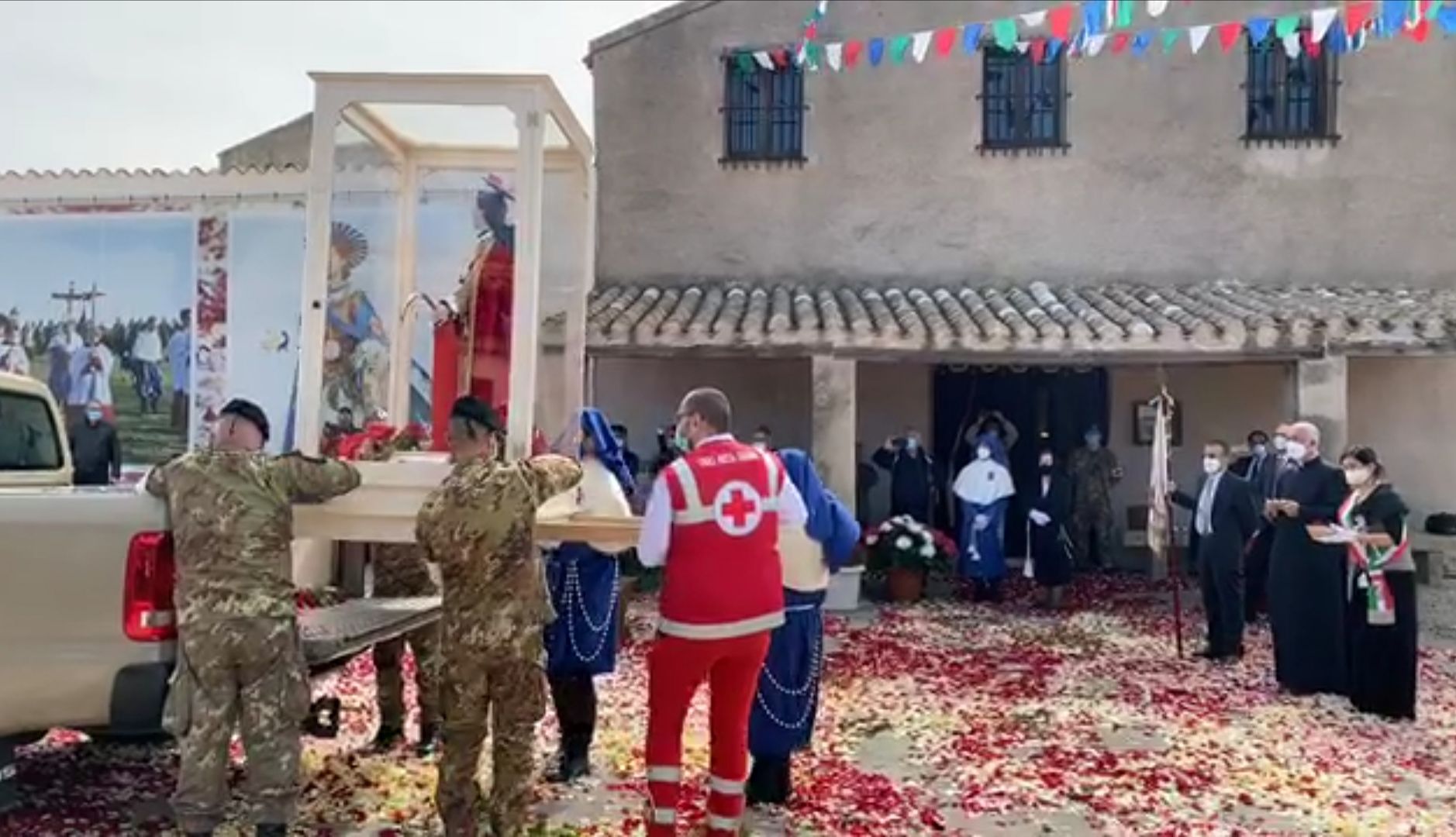 Sant’Efisio è arrivato a Pula, tappeto di petali e tanta emozione prima della messa: la diretta
