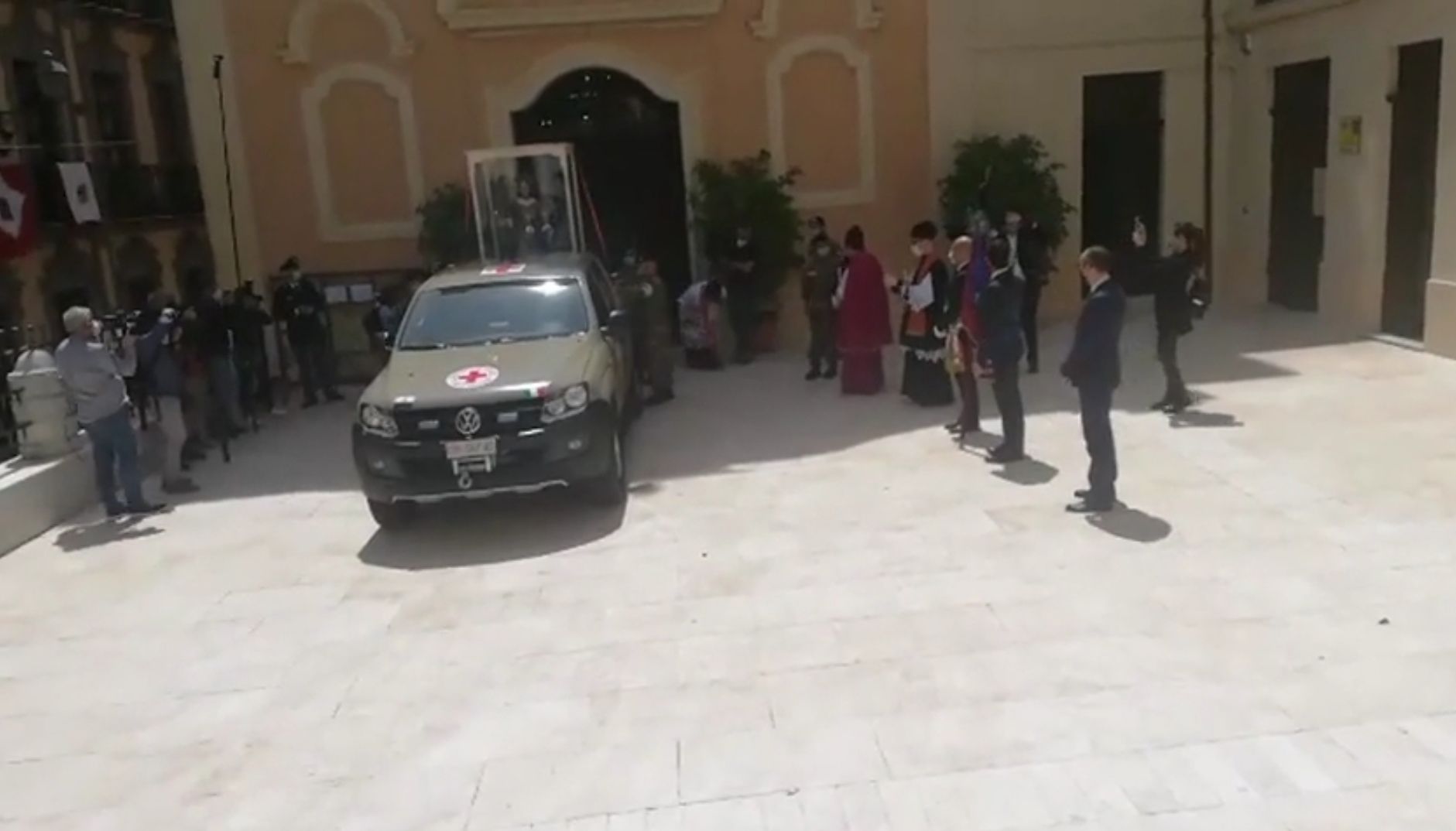 Cagliari riabbraccia Sant’Efisio, campane a festa in una Stampace silenziosa: “Attrus annus mellus”