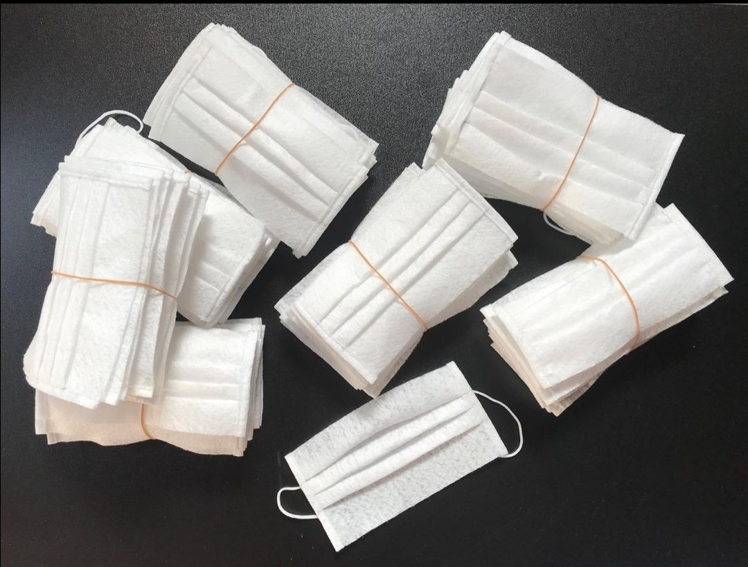 Samassi solidale, gruppo di volontari al lavoro per realizzare mascherine