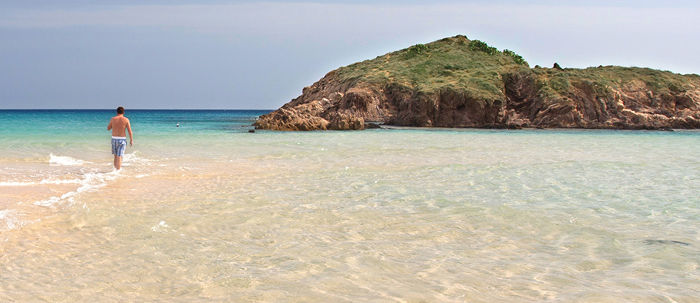 Chia, retromarcia del Comune: “Niente soldi per la spiaggia libera”