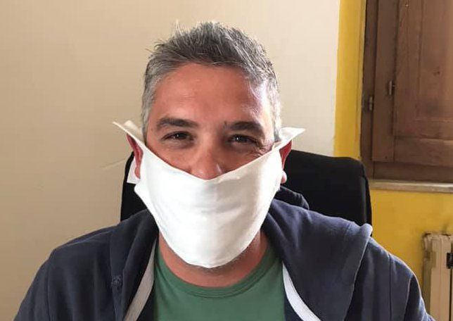 La rabbia del sindaco di Atzara: “Le mascherine della Protezione Civile sembrano panni cattura polvere”