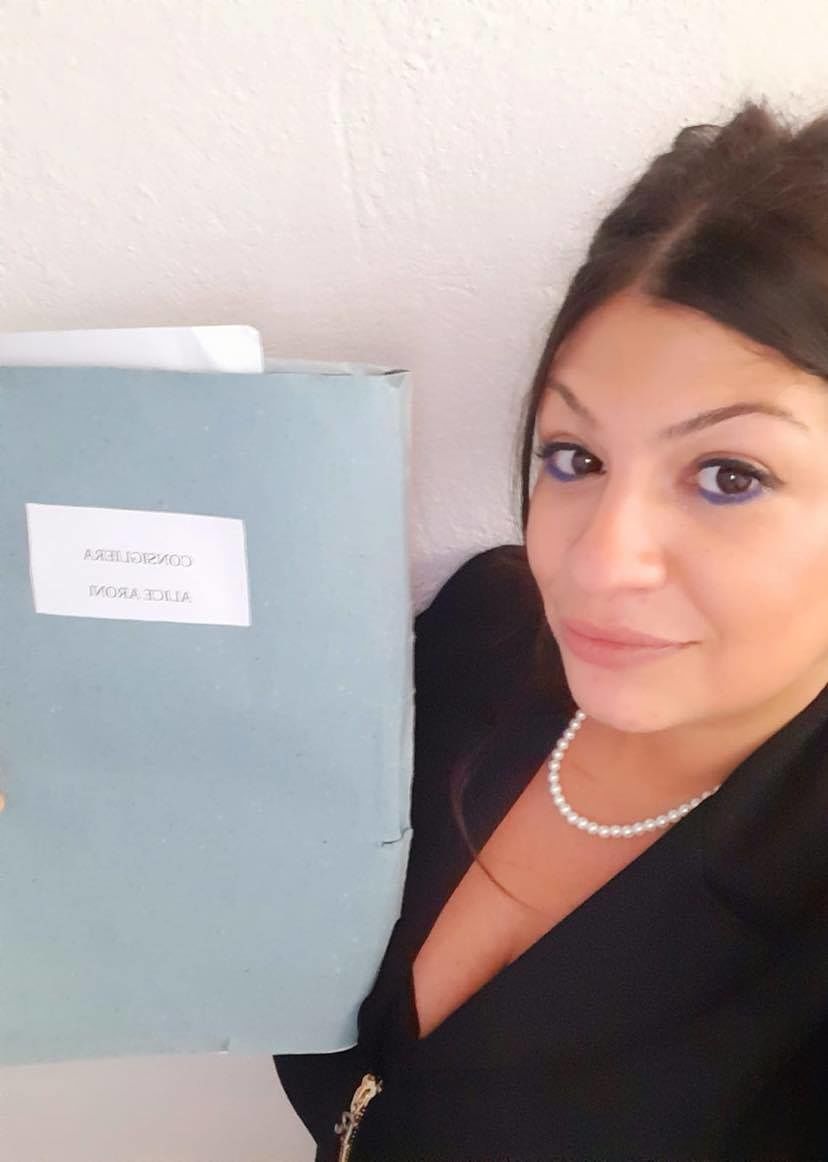 Capoterra, rissa verbale tra due consigliere in Aula: “Non filmarmi…”, “Ti prendo a calci nel c….”