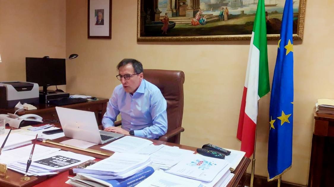 Il pasticcio dei negozi in Sardegna, il ministro Boccia blocca tutto: “Mancano i protocolli, vietato riaprire l’11 maggio”