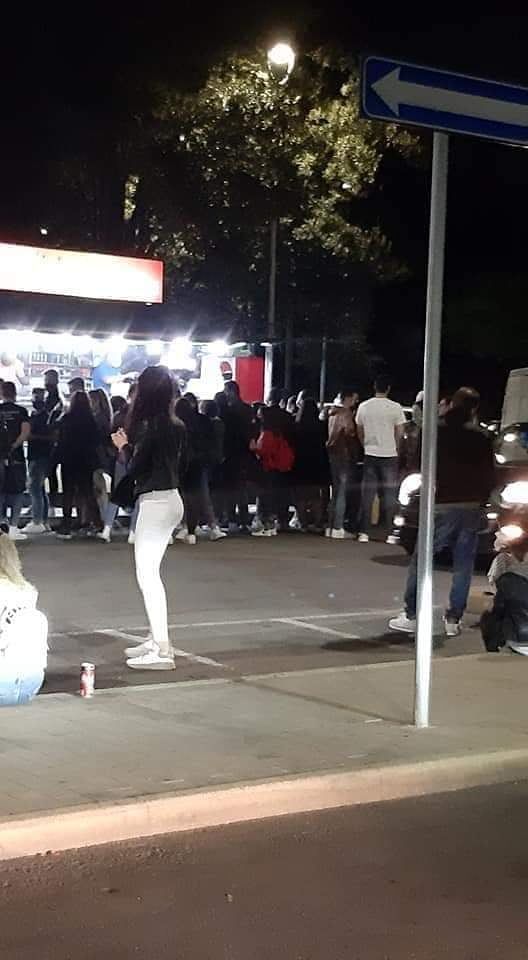 Cagliari, nel sabato notte di fine lockdown l’assalto dei giovani ai “caddozzoni” del Poetto