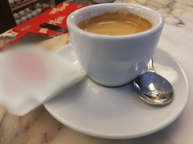 Guanti e niente bustine di zucchero sul bancone: le precauzioni anti Covid in alcuni bar a Cagliari