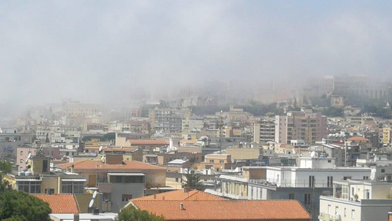 Cagliari nuovamente ingoiata dalla nebbia, “concerto” di sirene delle navi al porto