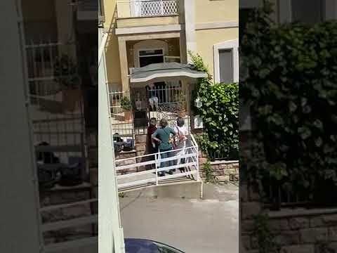 Cagliari, tre donne cantano in coro davanti alla mamma a Villa Fiorita: “T’amo…t’amo…” (VIDEO)