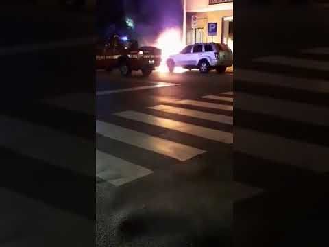 Cagliari, una strana notte di fine lockdown: auto in fiamme in via Petrarca e fuochi d’artificio (VIDEO)
