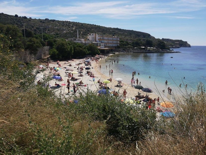 Cagliari, stretti stretti nella magica Calamosca: la spiaggetta diventa il simbolo della pazza voglia d’estate dei cagliaritani